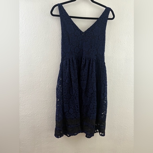 Luxe by Carmen Marc Valvo navy blue lace dress with a v-neckline black hem row 4 - Picture 6 of 8